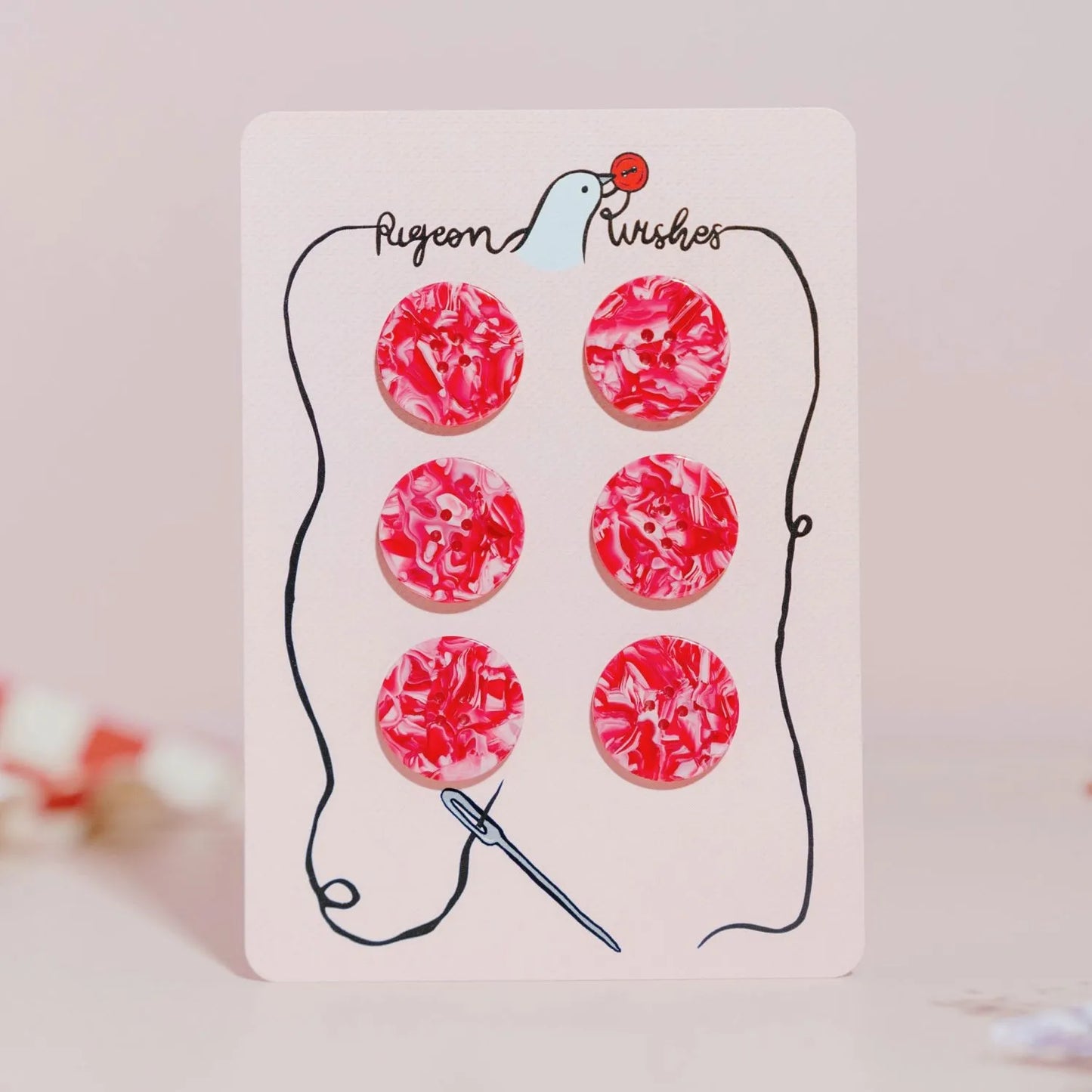 Kuvassa on Pigeon Wishes Barbiecore Button Card -nappisetti (25 mm).