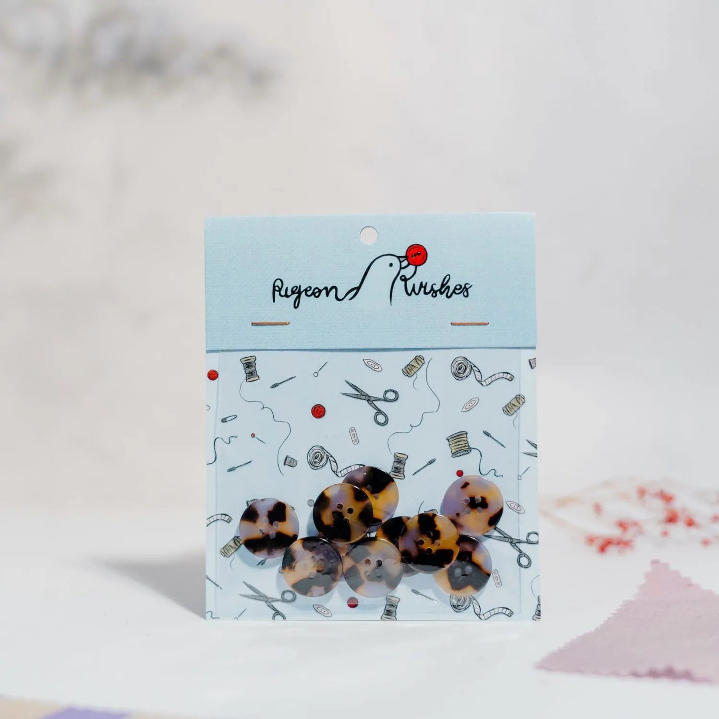 Kuvassa on Pigeon Wishes Beguiled Button Set -nappisetti (20 mm).