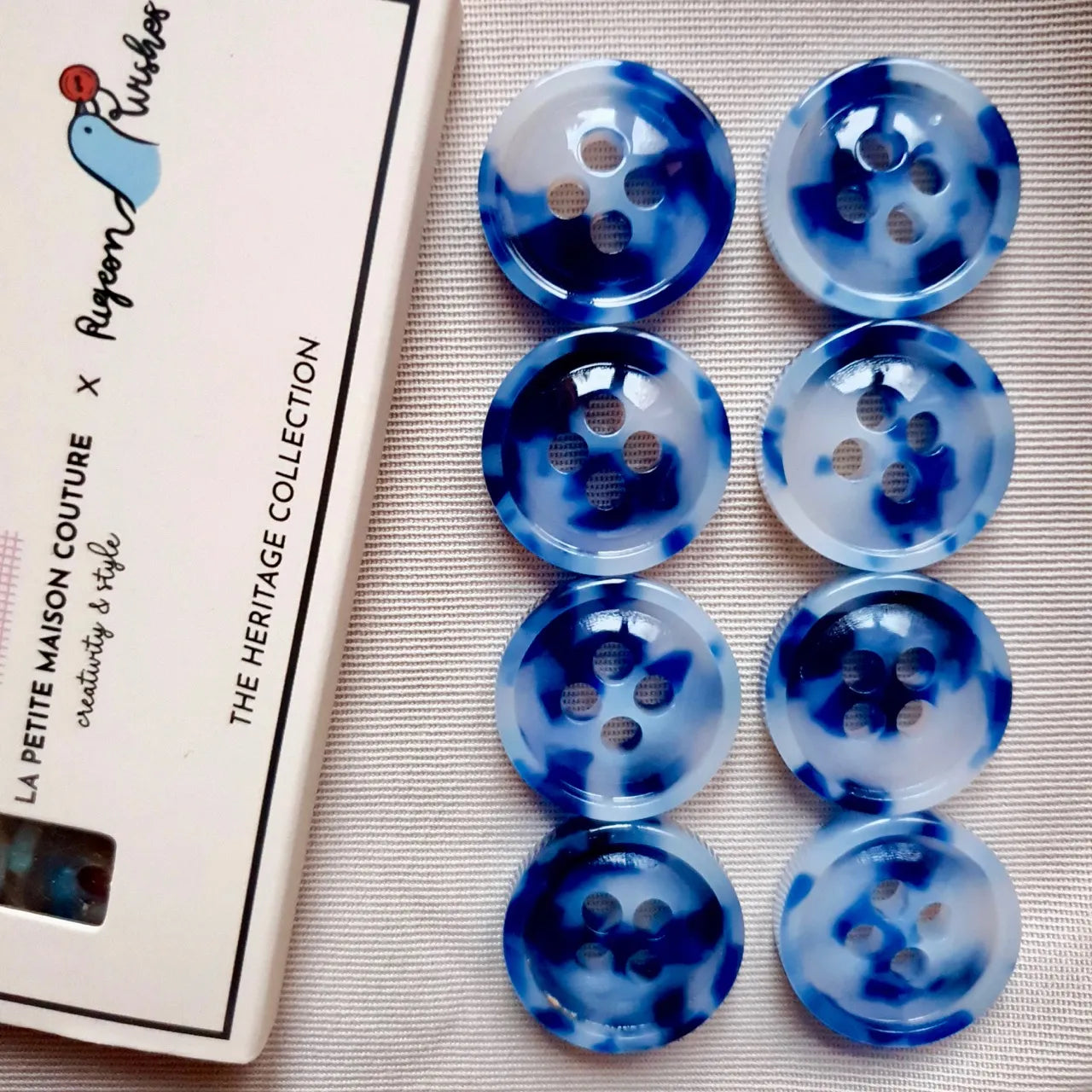 Kuvassa on Pigeon Wishes French Riviera Button Set -nappisetti (23 mm).