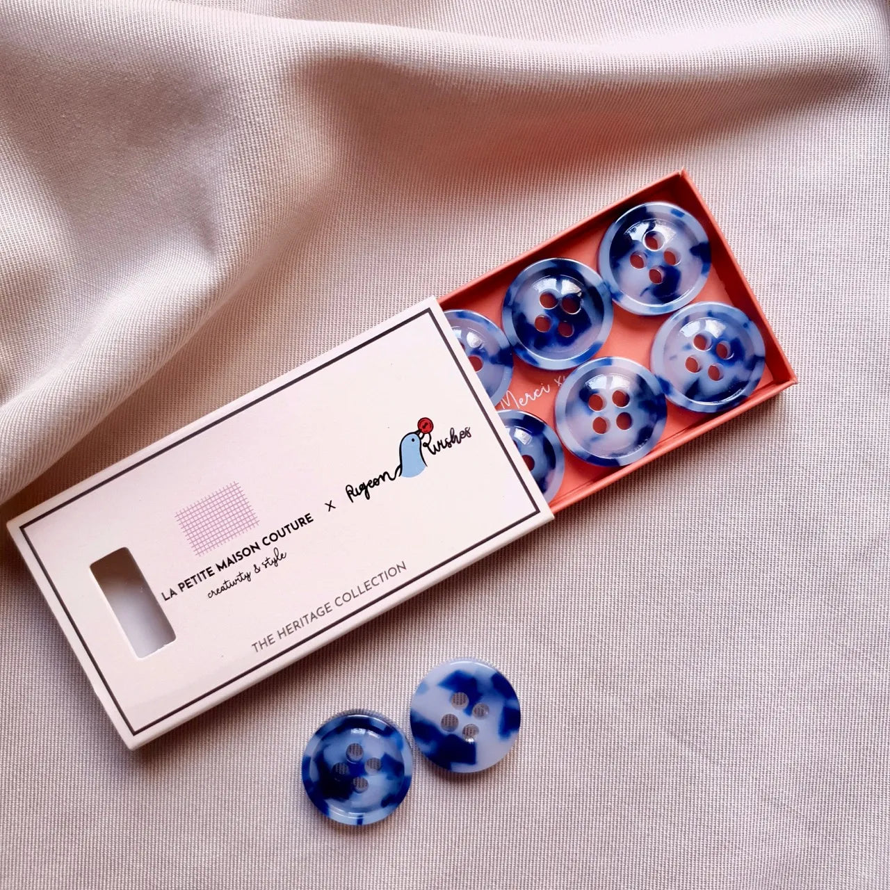 Kuvassa on Pigeon Wishes French Riviera Button Set -nappisetti (23 mm).