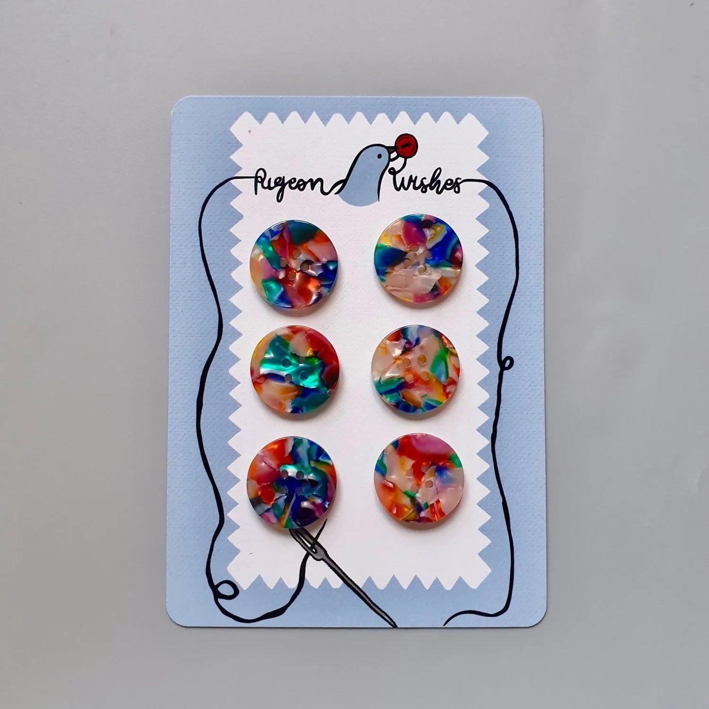 Kuvassa on Pigeon Wishes Kaleidoscope Button Card -nappisetti (25 mm).