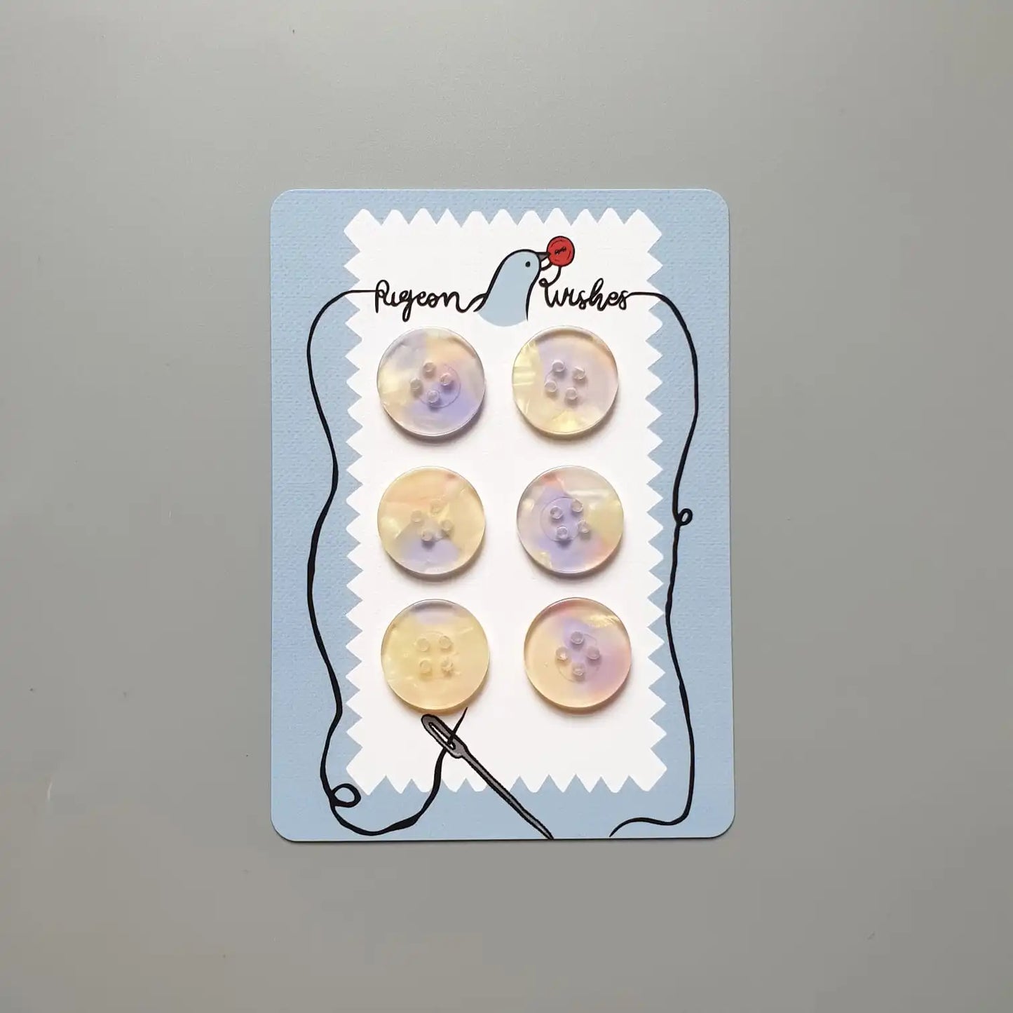 Kuvassa on Pigeon Wishes Mystic Meg Button Card -nappisetti (25 mm).