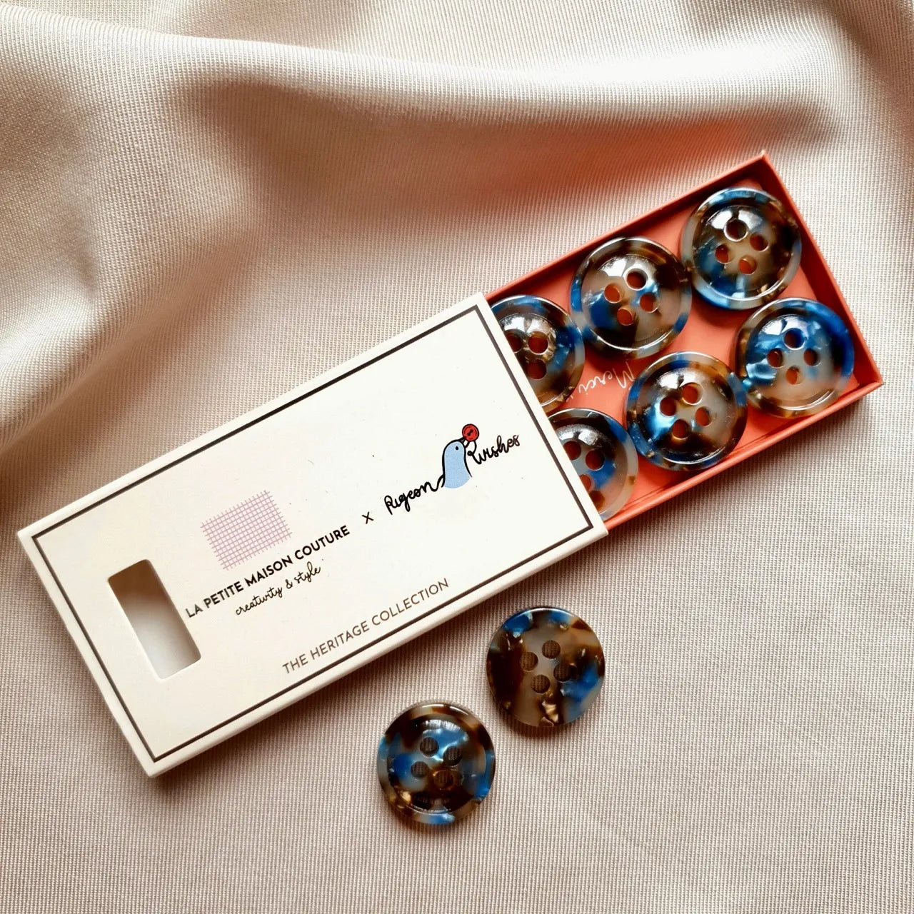 Kuvassa on Pigeon Wishes Un Cafe à Paris Button Set -nappisetti (23 mm).