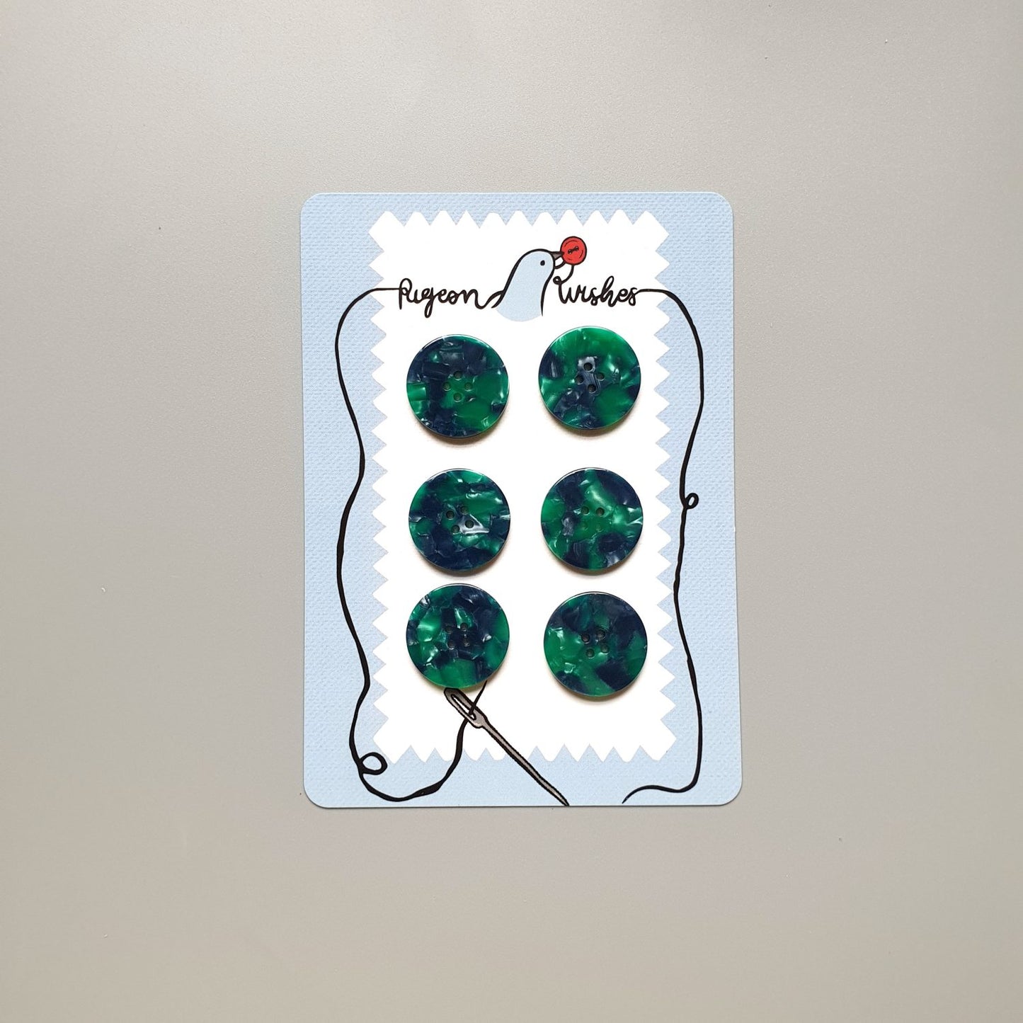 Kuvassa on Pigeon Wishes Wicked Button Set -nappisetti (25 mm).