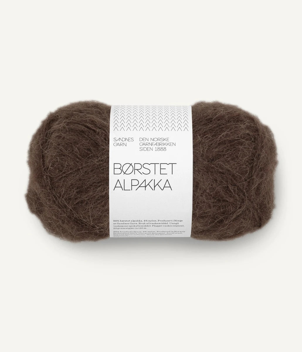 Kuvassa on Sandnes Garn Børstet Alpakka -lanka (yarn) värissä Mork Brun.