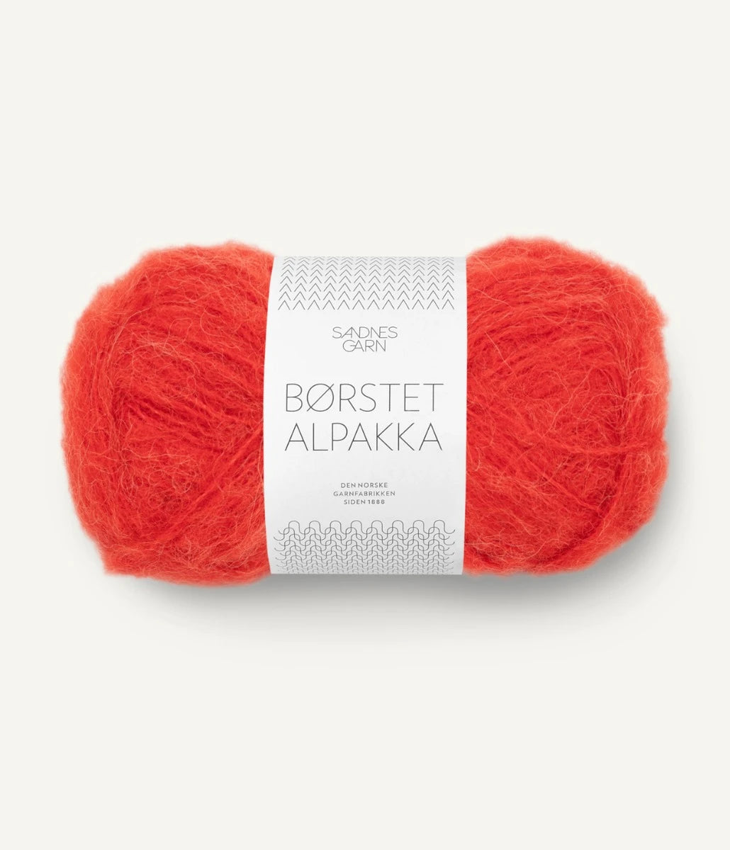 Kuvassa on Sandnes Garn Børstet Alpakka -lanka (yarn) värissä Scarlet Red.