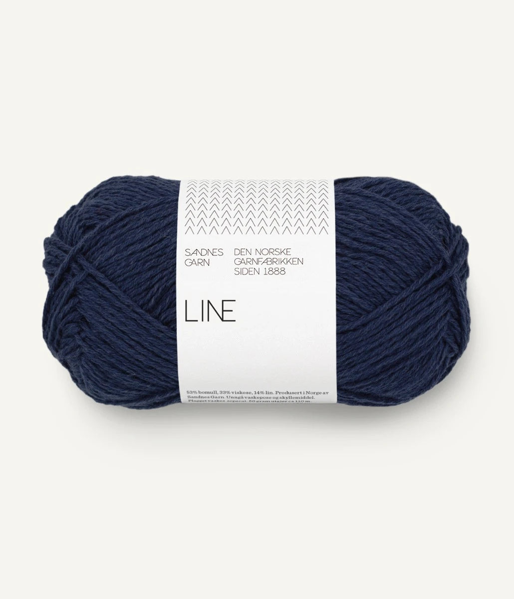 Kuvassa on Sandnes Garn Line -lanka (yarn) värissä 6073 Seaside Navy.