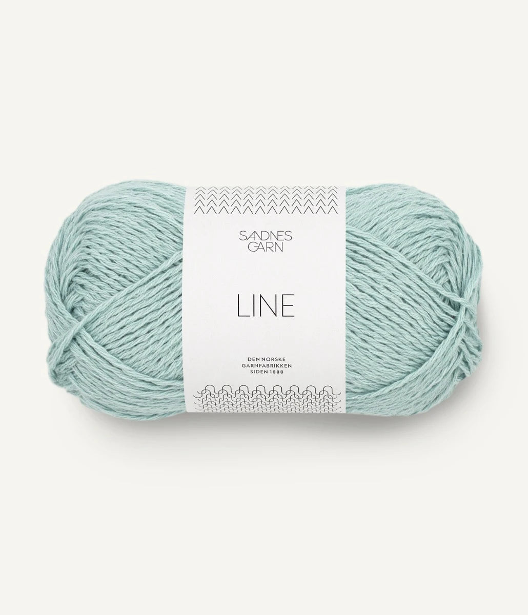 Kuvassa on Sandnes Garn Line -lanka (yarn) värissä Blå Mint.
