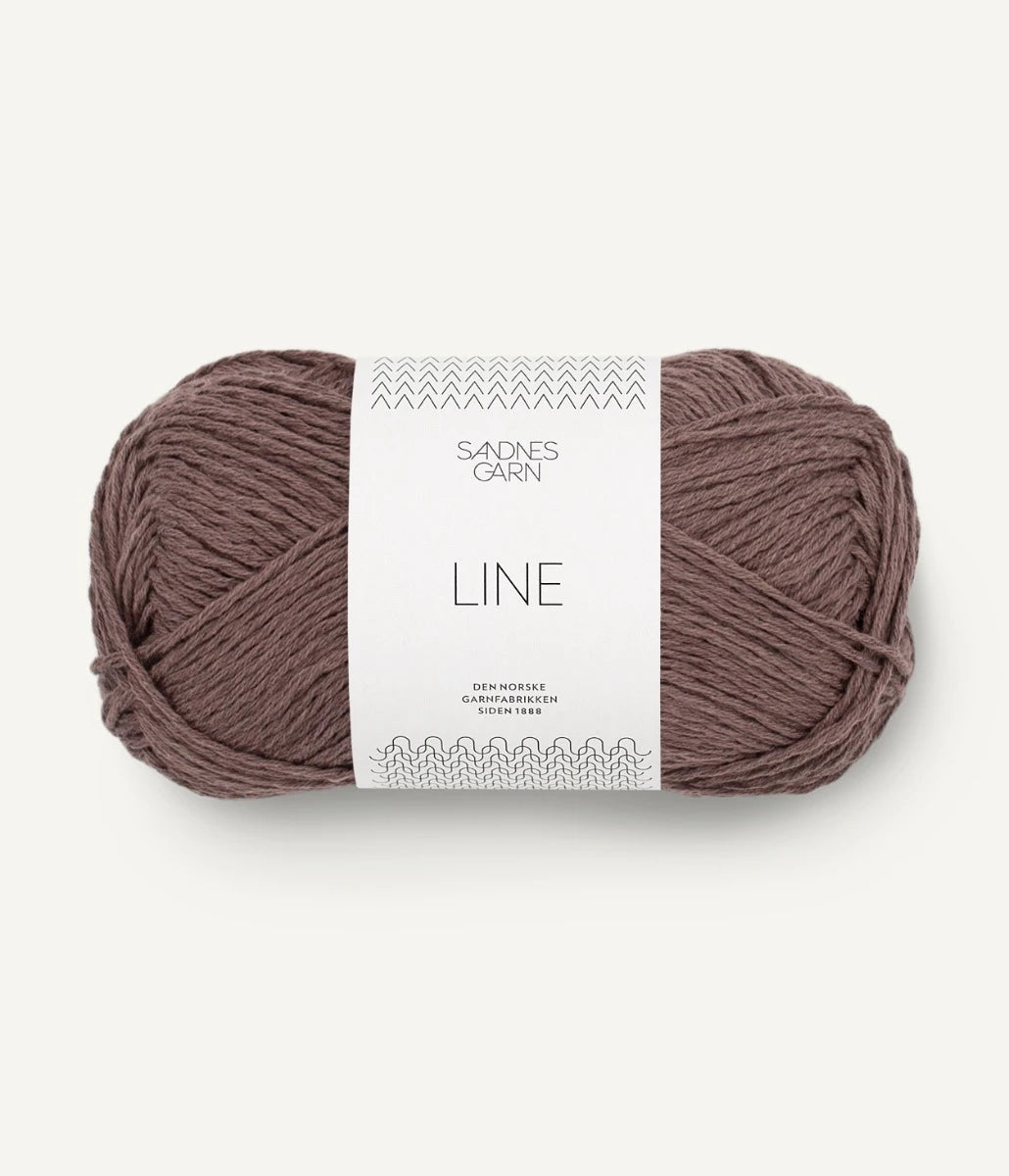 Kuvassa on Sandnes Garn Line -lanka (yarn) värissä Eikenott.