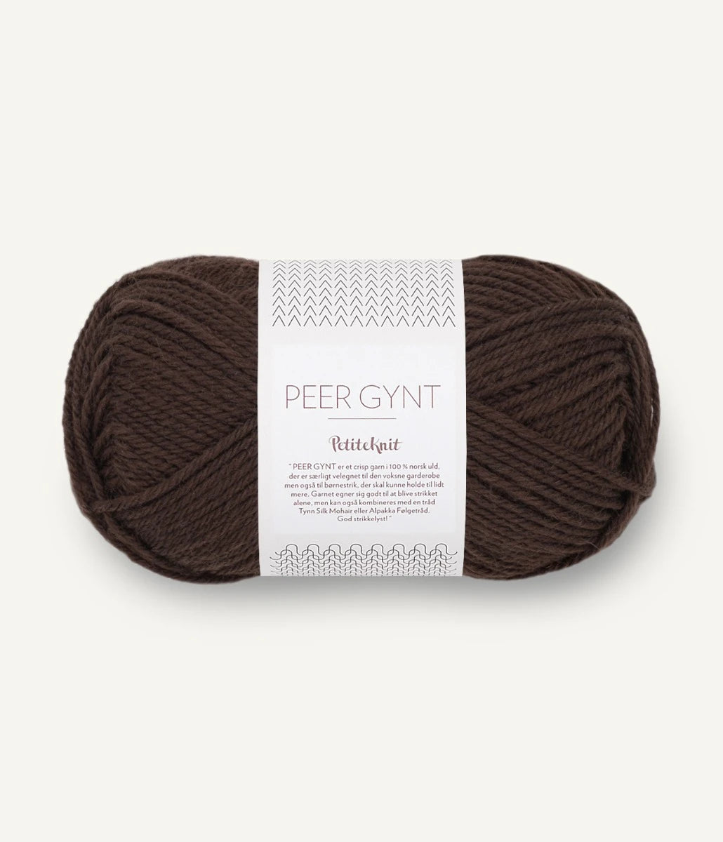Kuvassa on Sandnes Garn Peer Gynt PK -lanka (yarn) värissä Cacao nibs.