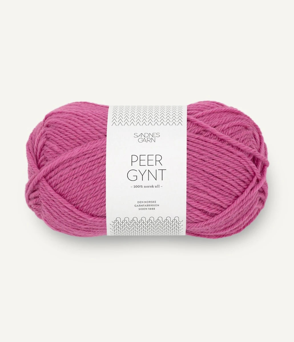 Kuvassa On Sandnes Garn Peer Gynt -lanka (yarn) värissä Magenta.