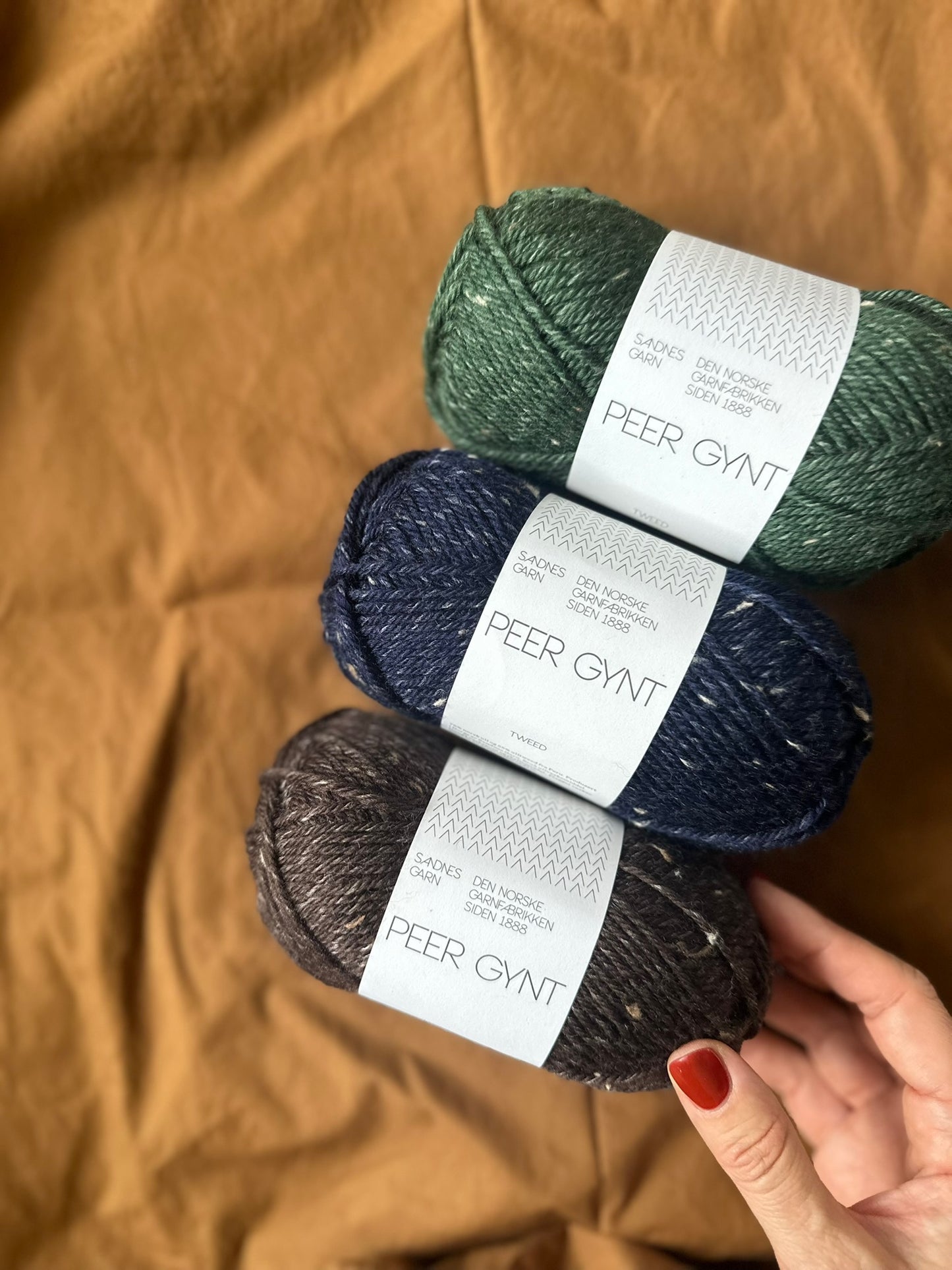 Kuvassa on Sandnes Garn Peer Gynt -lankakeriä.