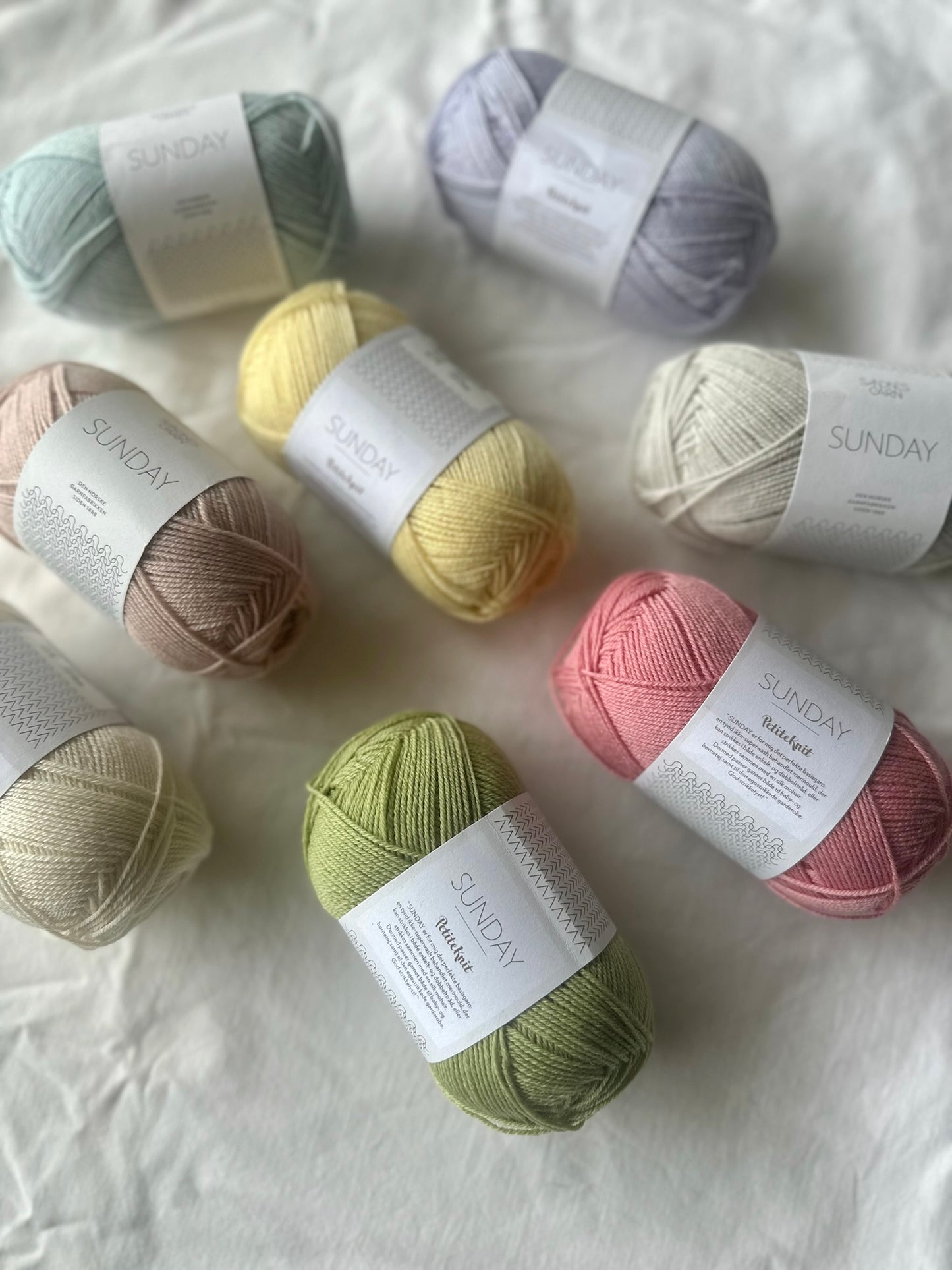 Kuvassa on Sandnes Garn Sunday-lankoja (yarn).