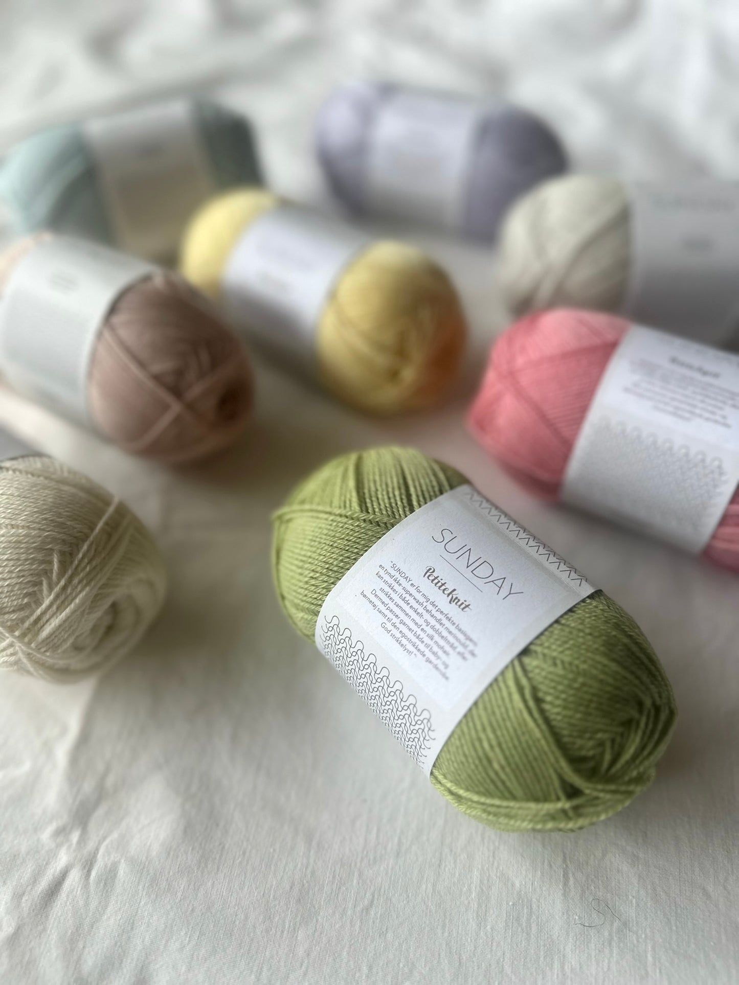 Kuvassa on Sandnes Garn Sunday-lankoja (yarn).