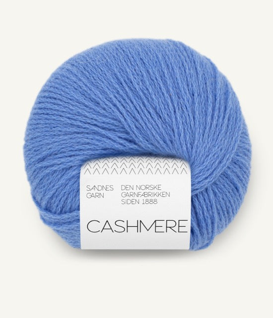 Kuvassa on Sandnes Garn Cashmere -lanka värissä Provence blue.