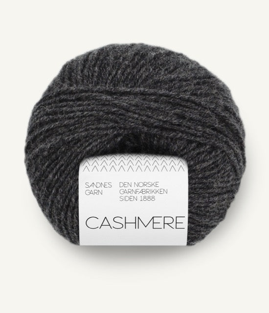 Kuvassa on Sandnes Garn Cashmere -lanka värissä Charcoal Melange.