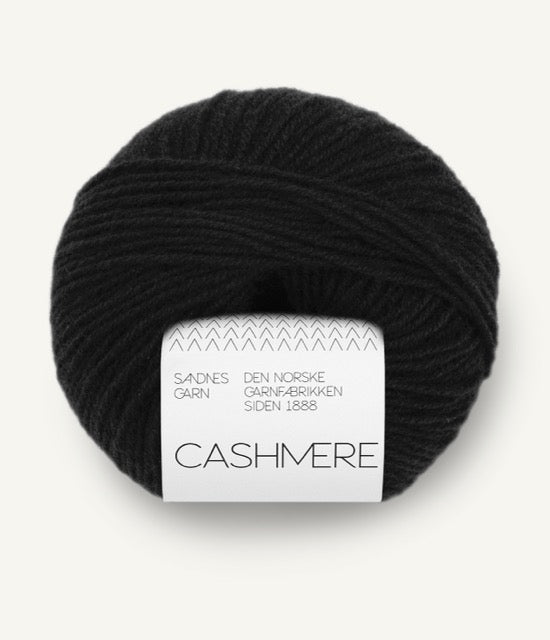 Kuvassa on Sandnes Garn Cashmere -lanka värissä Black.
