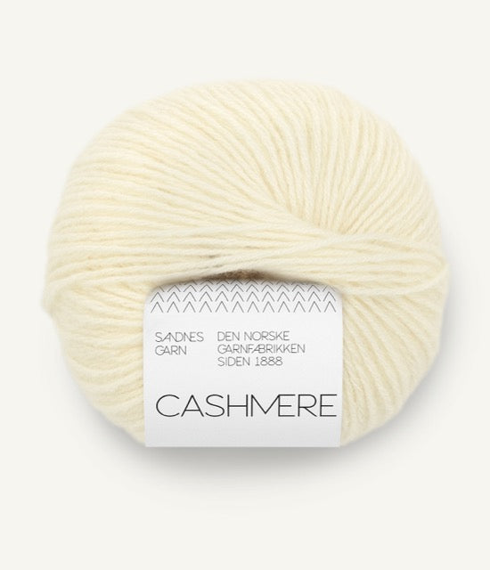 Kuvassa on Sandnes Garn Cashmere -lanka värissä Lemon icing.