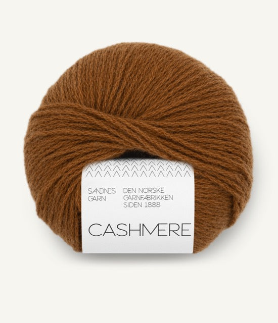 Kuvassa on Sandnes Garn Cashmere -lanka värissä Monks Robe.