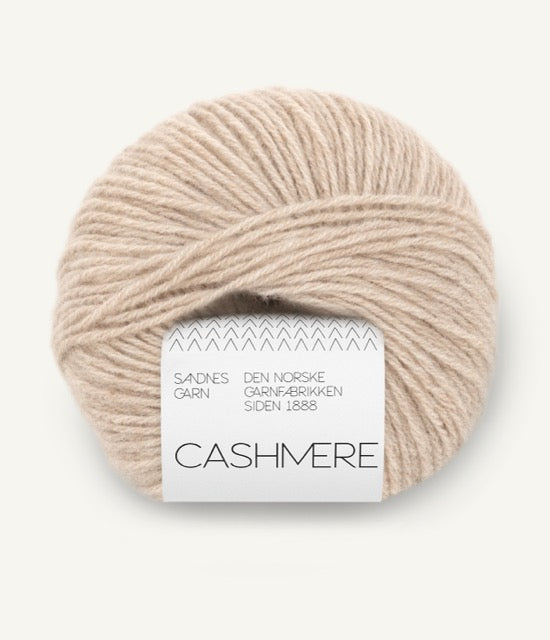 Kuvassa on Sandnes Garn Cashmere -lanka värissä Beige melange.