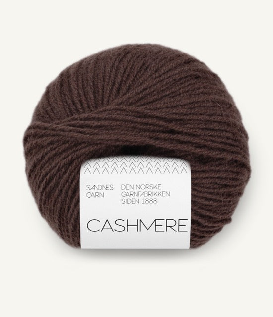 Kuvassa on Sandnes Garn Cashmere -lanka värissä Dark Brown.