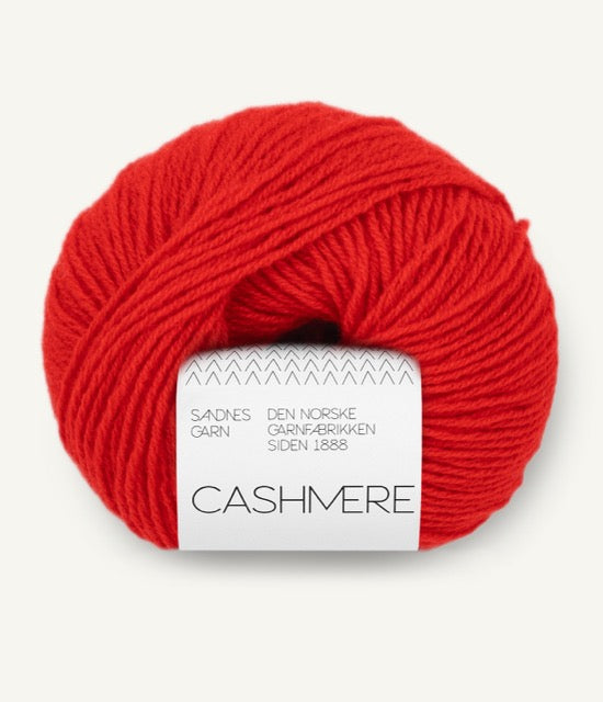 Kuvassa on Sandnes Garn Cashmere -lanka värissä Scarlett Red.