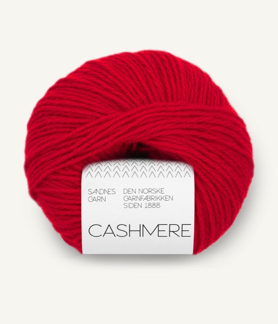 Kuvassa on Sandnes Garn Cashmere -lanka värissä True Red.