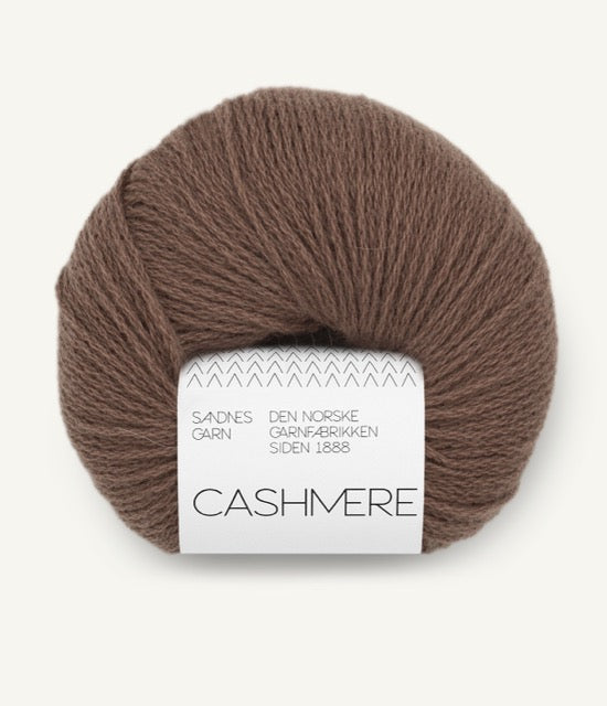 Kuvassa on Sandnes Garn Cashmere -lanka värissä Acorn.