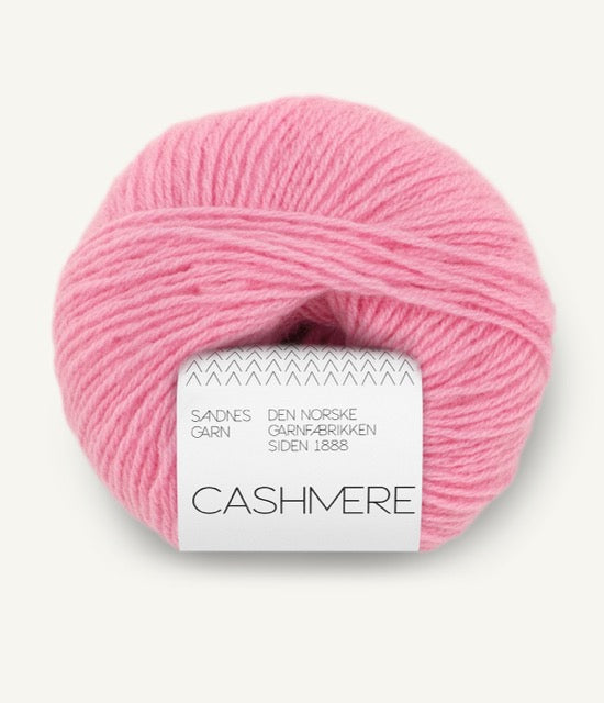 Kuvassa on Sandnes Garn Cashmere -lanka värissä Candy pink.