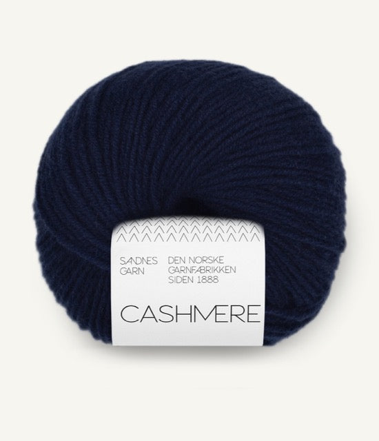 Kuvassa on Sandnes Garn Cashmere -lanka värissä Dark Navy.