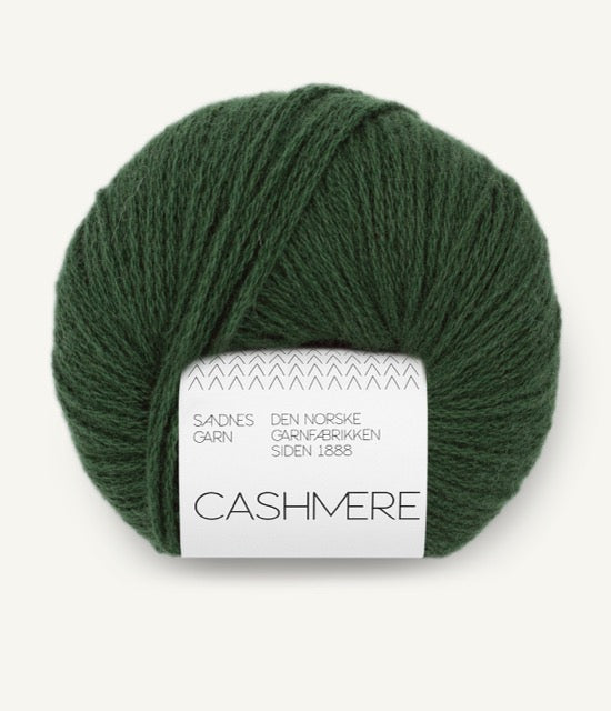 Kuvassa on Sandnes Garn Cashmere -lanka värissä forest green.