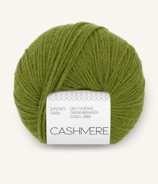 Kuvassa on Sandnes Garn Cashmere -lanka värissä Matcha.