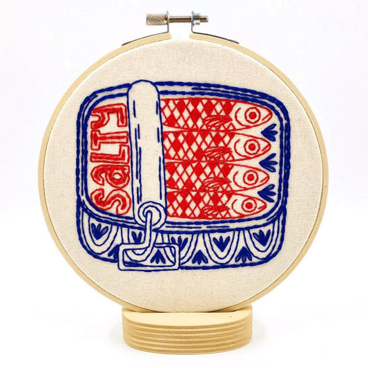 Kuvassa on sardiini-aiheinen kirjontasetti (embroidery kit).