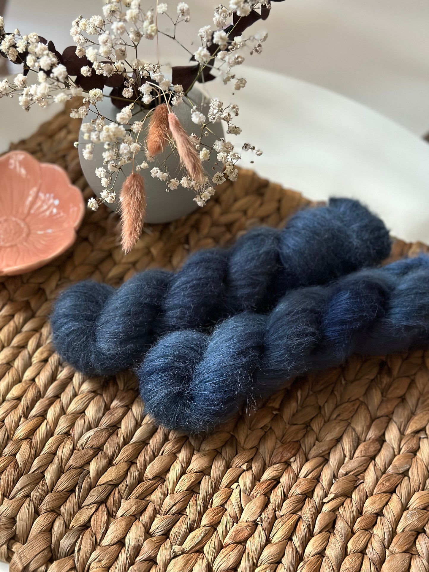Kuvassa on Laurelknits Udu Lite -lanka (yarn) värissä Nord.
