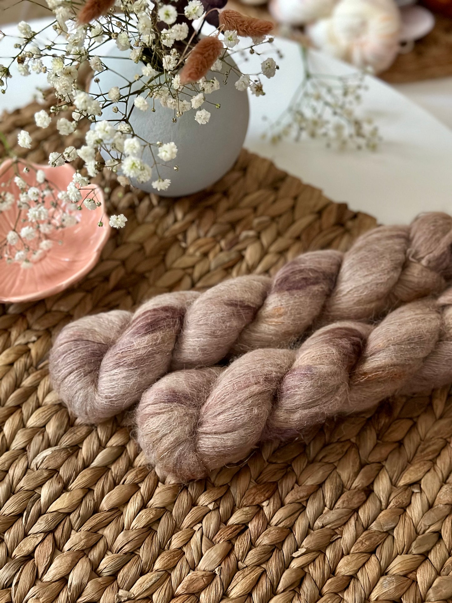 Kuvassa on Laurelknits Udu Lite -lanka (yarn) värissä Pebble.