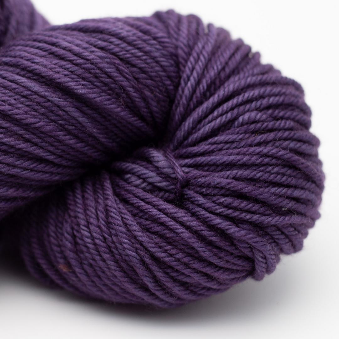 Kuvassa on Manos del Uruguay Alegria Grande Semi Solids Dyed Hand Dyed -sukkalanka (yarn) värissä Eggplant.