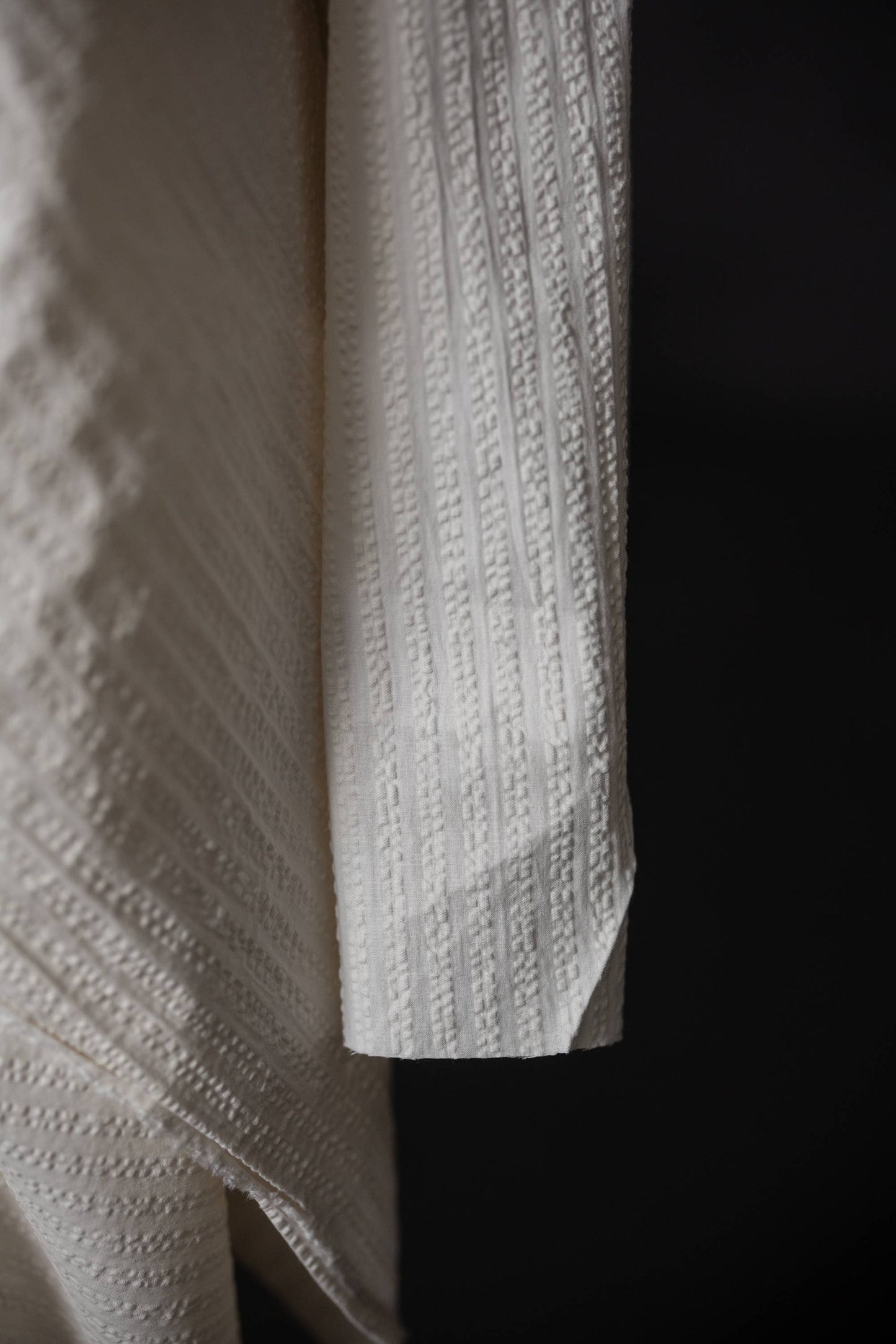 Merchant & Mills Stripe Seersucker -luomupuuvillakangas lämpimän valkoisessa sävyssä.