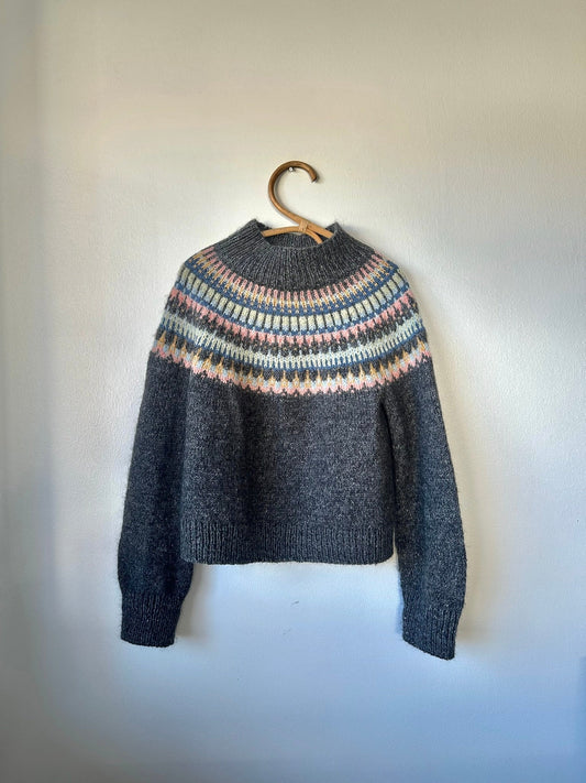 Kuvassa on PetiteKnitin Celeste Sweater.