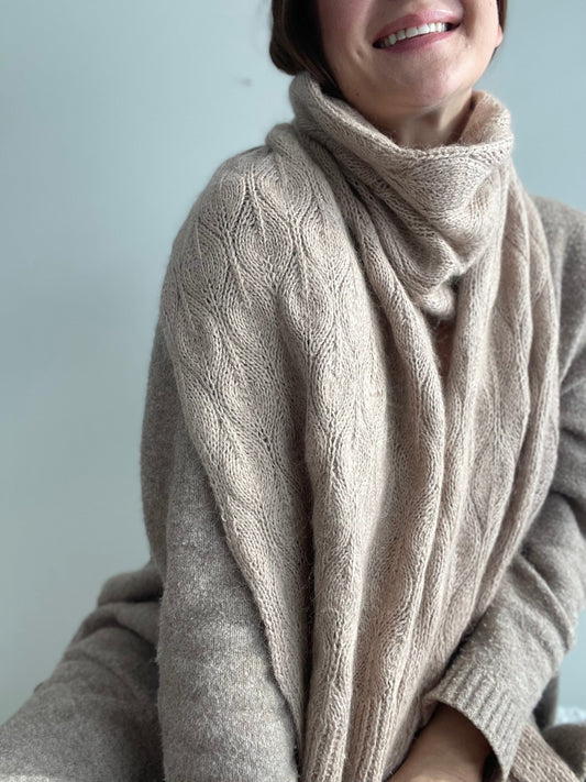 Kuvassa on Knitting for olive olive scarf beigen värisenä.