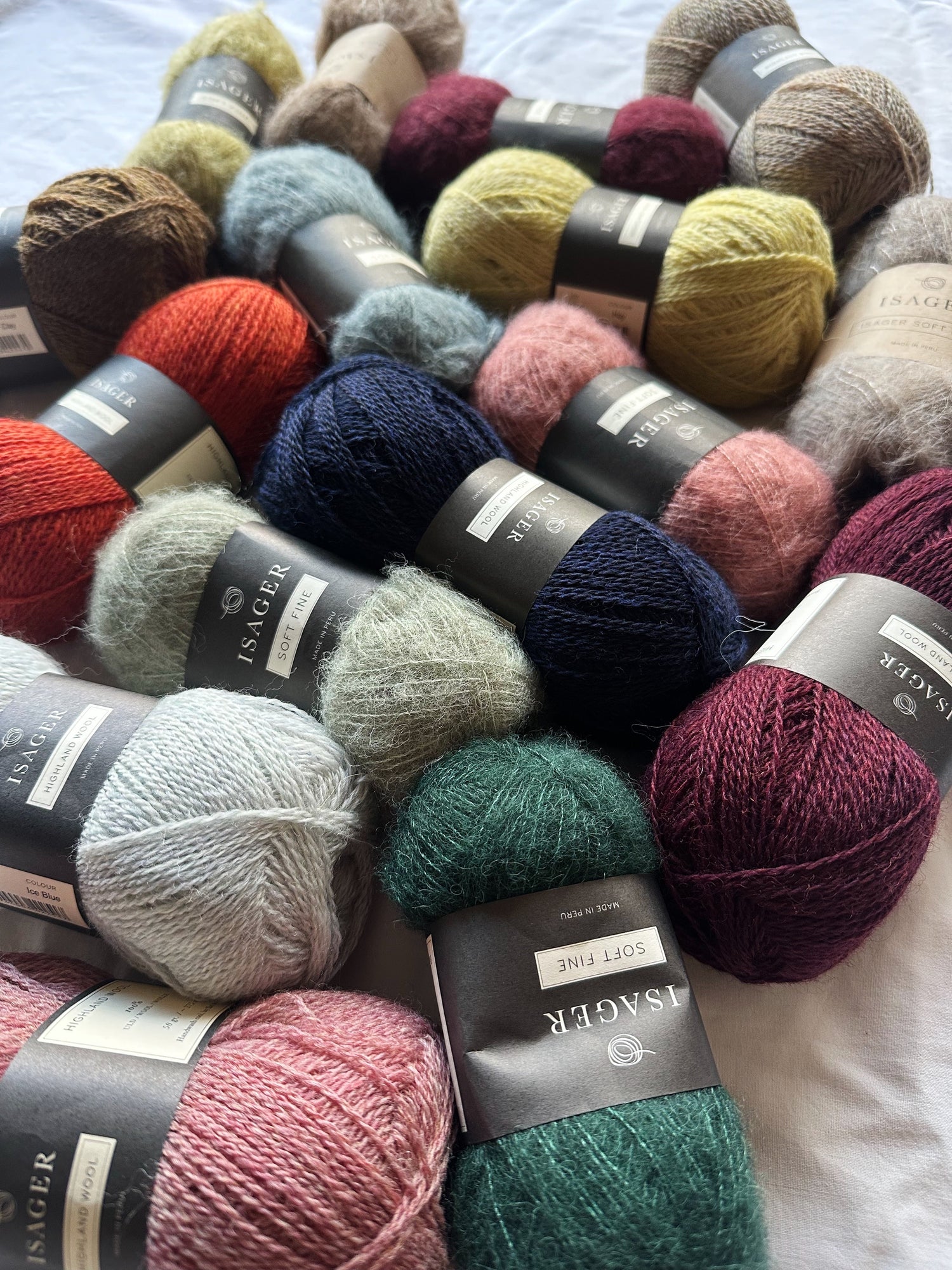 Kuvassa on Isager yarn -lankoja.