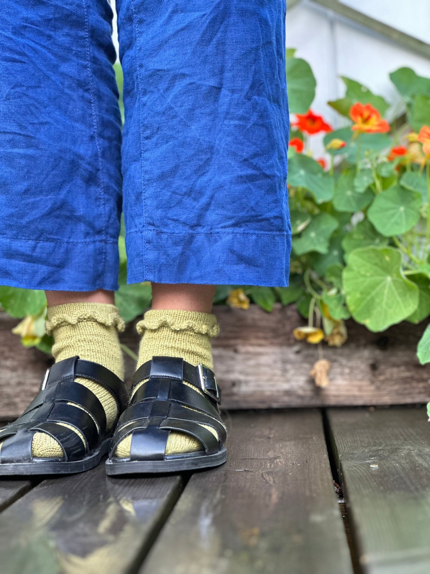 Kuvassa on PetiteKnit Ruffle Socks neulottuna vihreällä sukkalangalla.
