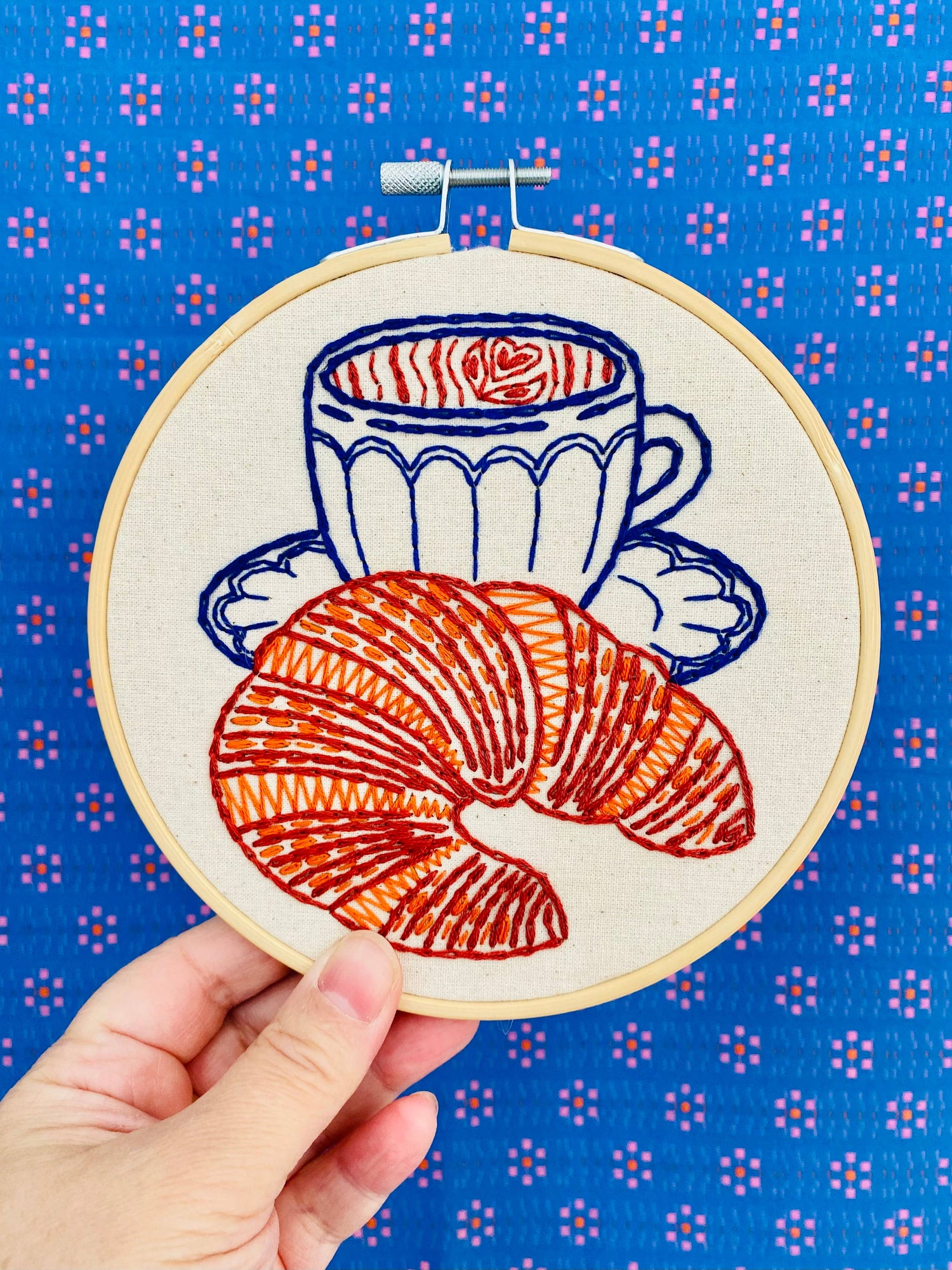 Kuvassa on croissant-aiheinen kirjontasetti (embroidery kit).