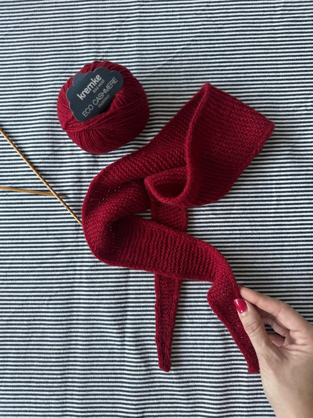 Kuvassa on neulesetti (petiteknit sophie scarf neulottuna punaisella kashmir-langalla).