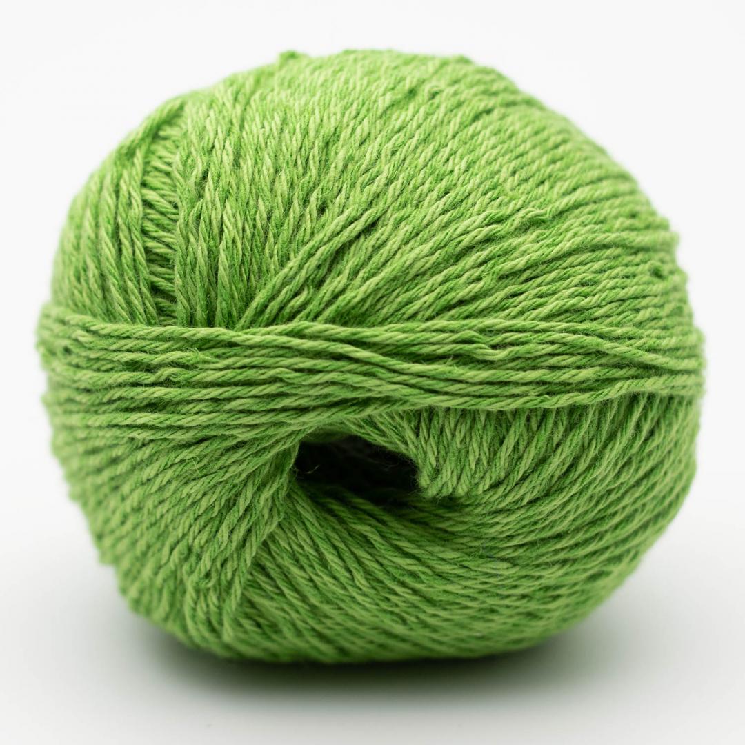 Kuvassa on BC Garn Allino -lanka (yarn) värissä apple.