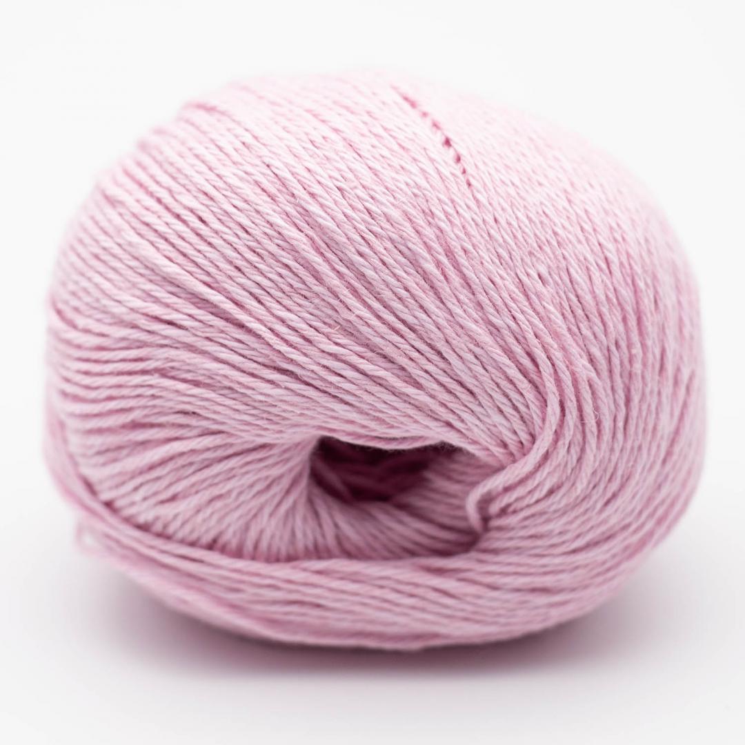 Kuvassa on BC Garn Allino -lanka (yarn) värissä baby pink.
