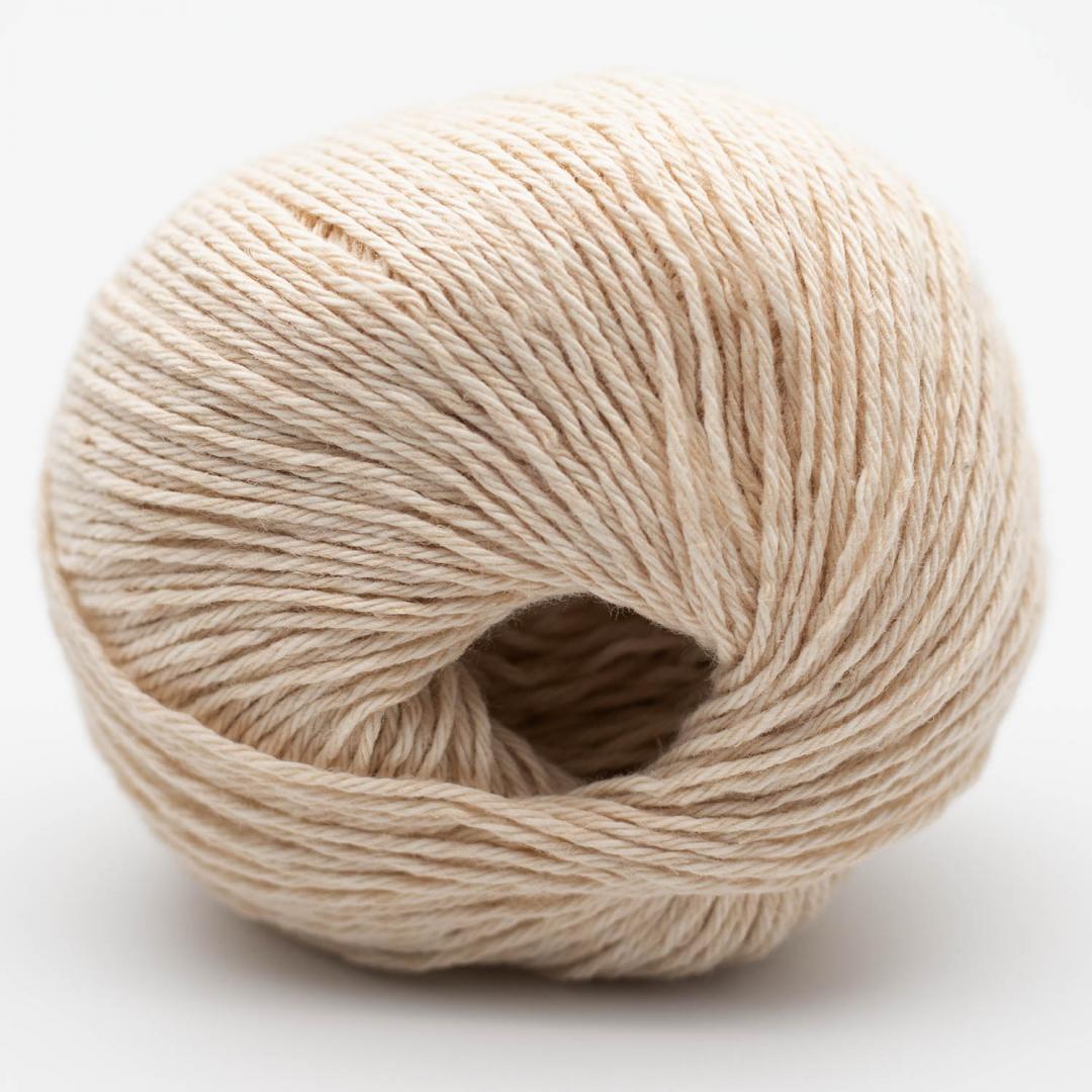 Kuvassa on BC Garn Allino -lanka (yarn) värissä beige.