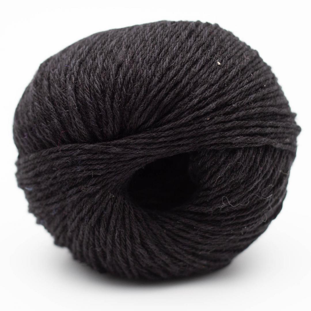 Kuvassa on BC Garn Allino -lanka (yarn) värissä black.