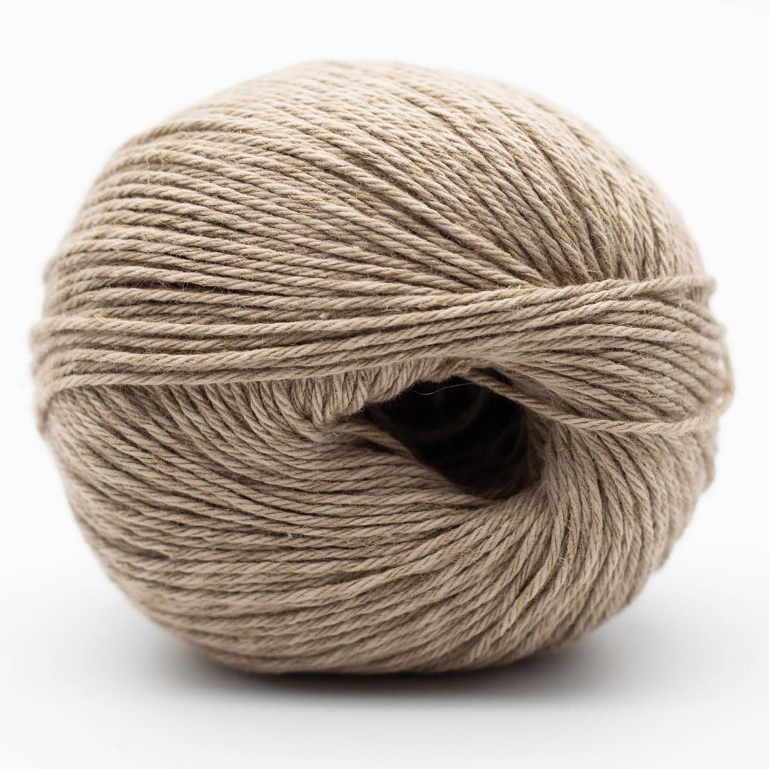Kuvassa on BC Garn Allino -lanka (yarn) värissä camel.