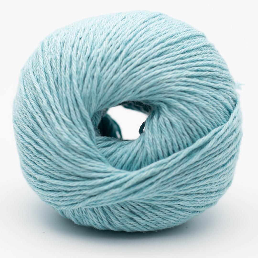 Kuvassa on BC Garn Allino -lanka (yarn) värissä ice blue.