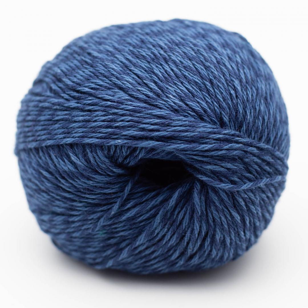 Kuvassa on BC Garn Allino -lanka (yarn) värissä jeans.